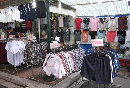 Hà Nội: Hội chợ đồ chơi trẻ em bán... đồ người lớn ảnh 5 Hội chợ đồ chơi trẻ em bán... đồ người lớn, Tin tức trong ngày, hoi cho do choi tre em, hoi cho, quoc te thieu nhi, tet thieu nhi, su kien, gian hang, do choi tre em, tin nhanh, tin nong