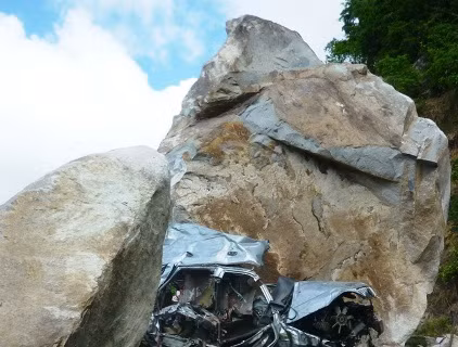 Chiếc ôtô chở 7 hành khách quê Tiền Giang bị tảng đá nặng hàng trăm tấn đè nát trong vụ lở núi Cấm sáng 5/5. Chiếc ôtô chở 7 hành khách quê Tiền Giang bị tảng đá nặng hàng trăm tấn đè nát trong vụ lở núi Cấm sáng 5/5.