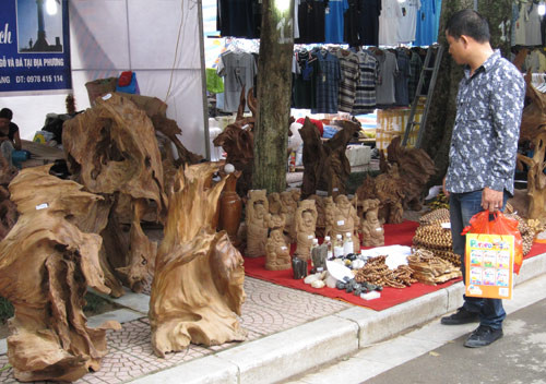 Hà Nội: Hội chợ đồ chơi trẻ em bán... đồ người lớn ảnh 7 Hội chợ đồ chơi trẻ em bán... đồ người lớn, Tin tức trong ngày, hoi cho do choi tre em, hoi cho, quoc te thieu nhi, tet thieu nhi, su kien, gian hang, do choi tre em, tin nhanh, tin nong