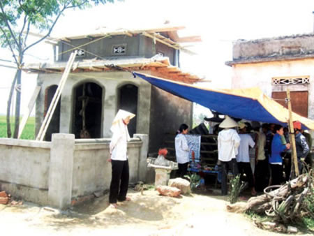 Đổ xô đi xem “xà linh” và góp tiền xây đền thờ “ngài”