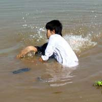 Giang (áo trắng) vật lộn dìm chết bạn. (Ảnh thực nghiệm điều tra) Giang (áo trắng) vật lộn dìm chết bạn. (Ảnh thực nghiệm điều tra)