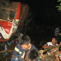 Người dân tham gia cứu hộ nạn nhân vụ tai nạn kinh hoàng đêm 17/5 Người dân tham gia cứu hộ nạn nhân vụ tai nạn kinh hoàng đêm 17/5