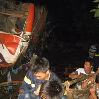 Người dân tham gia cứu hộ nạn nhân vụ tai nạn kinh hoàng đêm 17/5