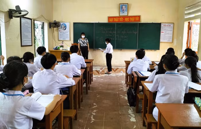 Học sinh trong giờ ôn luyện kiến thức chuẩn bị cho Kỳ thi tuyển sinh vào lớp 10 (Ảnh: Phạm Linh)