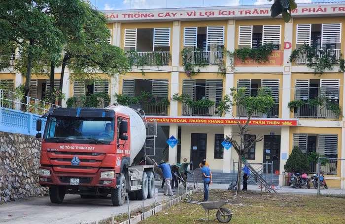Trường Tiểu học Phương Đông B, thành phố Uông Bí gấp rút đổ bê tông đường đi, chỉnh trang khuôn viên trường chuẩn bị cho năm học mới (Ảnh: Phạm Linh)