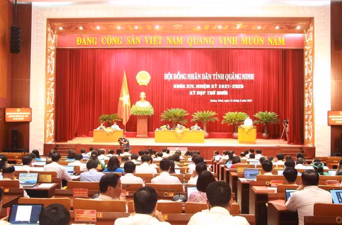 Quang cảnh Kỳ họp thứ 10 Hội đồng nhân dân tỉnh Quảng Ninh khóa XIV, nhiệm kỳ 2021 – 2026 (Ảnh: CTV)