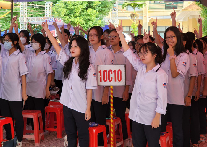 Học sinh khối lớp 10 tham gia phần khởi động (Ảnh: Phạm Linh) Học sinh khối lớp 10 tham gia phần khởi động (Ảnh: Phạm Linh)