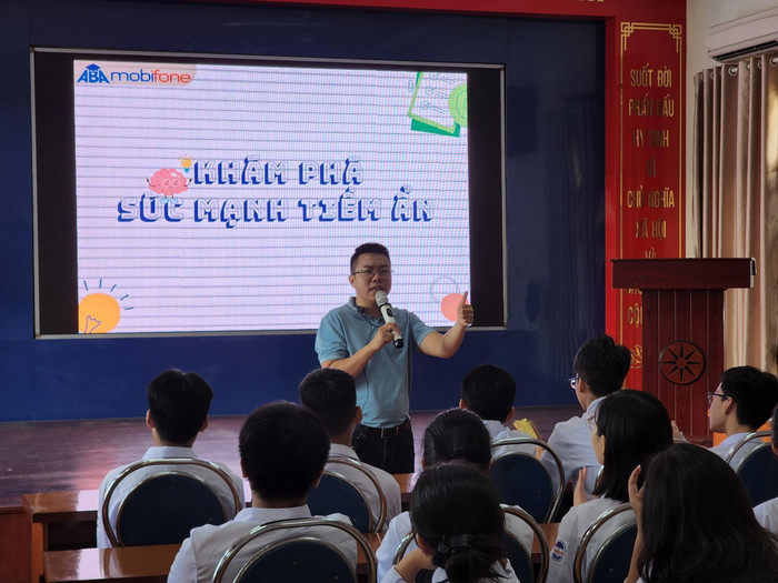 Chuyên gia chia sẻ về thực trạng người trẻ không biết điểm mạnh của mình là gì và phương pháp tìm ra điểm mạnh của mình (Ảnh: Phạm Linh) Chuyên gia chia sẻ về thực trạng người trẻ không biết điểm mạnh của mình là gì và phương pháp tìm ra điểm mạnh của mình (Ảnh: Phạm Linh)