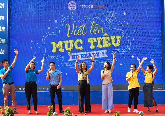 Các thầy, cô giáo và chuyên gia hát vang ca khúc "Niềm tin chiến thắng" cùng toàn bộ học sinh khối lớp 10 của nhà trường (Ảnh: Phạm Linh) Các thầy, cô giáo và chuyên gia hát vang ca khúc "Niềm tin chiến thắng" cùng toàn bộ học sinh khối lớp 10 của nhà trường (Ảnh: Phạm Linh)