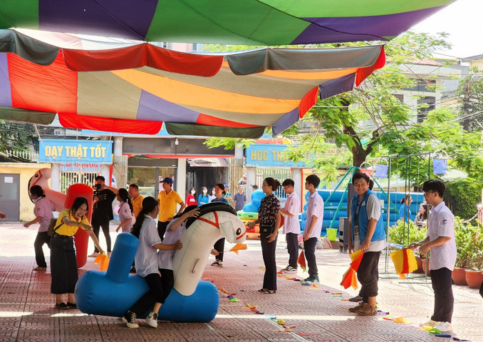 Hoạt động này giúp học sinh chinh phục các mục tiêu với yêu cầu vận động cao, năng lực hợp tác đội nhóm (Ảnh: Phạm Linh) Hoạt động này giúp học sinh chinh phục các mục tiêu với yêu cầu vận động cao, năng lực hợp tác đội nhóm (Ảnh: Phạm Linh)