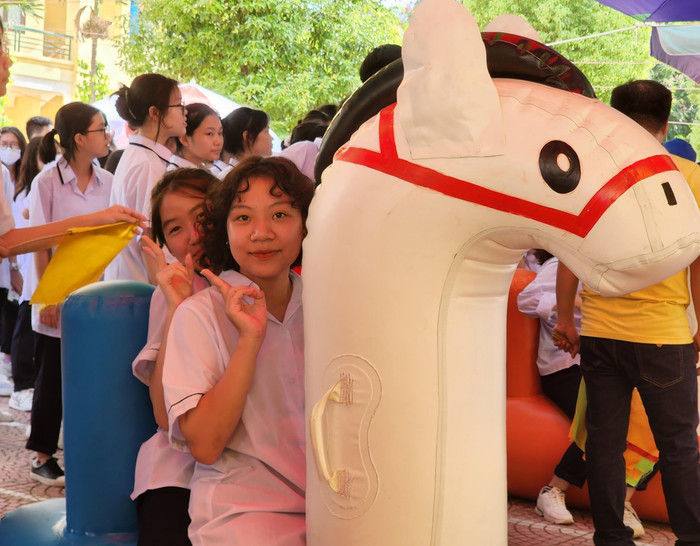 Học sinh khối lớp 10 hào hứng tham gia hoạt động Team Building (Ảnh: Phạm Linh) Học sinh khối lớp 10 hào hứng tham gia hoạt động Team Building (Ảnh: Phạm Linh)