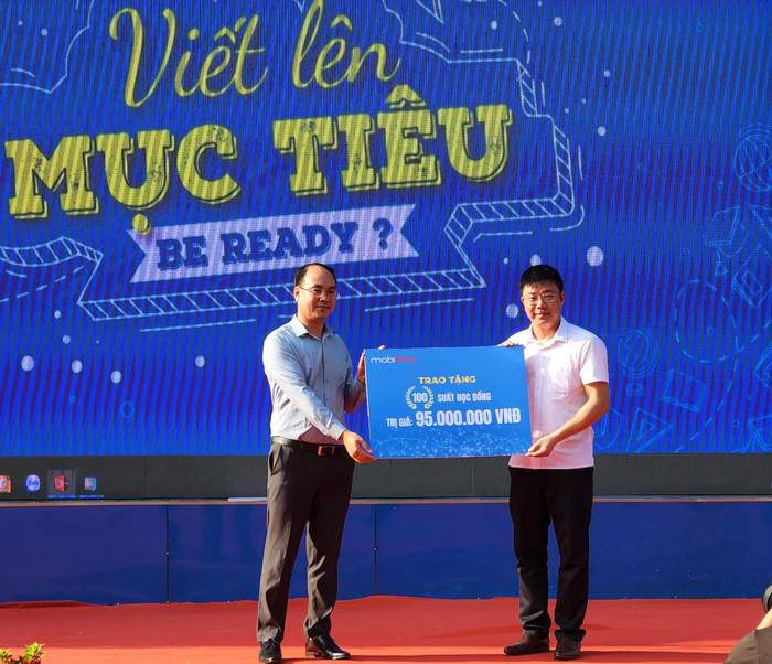 Nhà tài trợ Mobifone trao tặng 100 suất học bổng cho học sinh Trường Trung học phổ thông Trần Nguyên Hãn (Ảnh: Phạm Linh) Nhà tài trợ Mobifone trao tặng 100 suất học bổng cho học sinh Trường Trung học phổ thông Trần Nguyên Hãn (Ảnh: Phạm Linh)