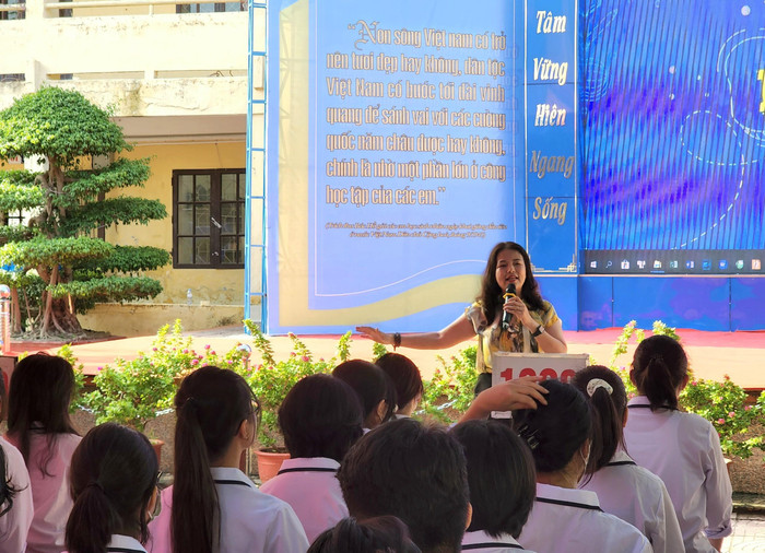 Học sinh lắng nghe cô Dương Thị Kim Tuyến - Giám đốc Trung tâm Đào tạo Tư vấn và Phát triển ABA chia sẻ câu chuyện của người thành công để biết cách xây dựng mục tiêu và có động lực hoàn thành mục tiêu của bản thân (Ảnh: Phạm Linh) Học sinh lắng nghe cô Dương Thị Kim Tuyến - Giám đốc Trung tâm Đào tạo Tư vấn và Phát triển ABA chia sẻ câu chuyện của người thành công để biết cách xây dựng mục tiêu và có động lực hoàn thành mục tiêu của bản thân (Ảnh: Phạm Linh)