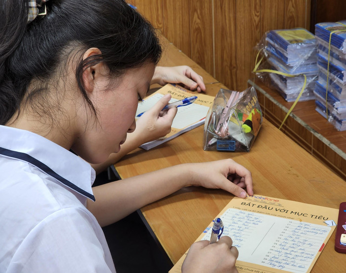 Học sinh làm bài test, viết ra những điểm tốt của bản thân (Ảnh: Phạm Linh) Học sinh làm bài test, viết ra những điểm tốt của bản thân (Ảnh: Phạm Linh)