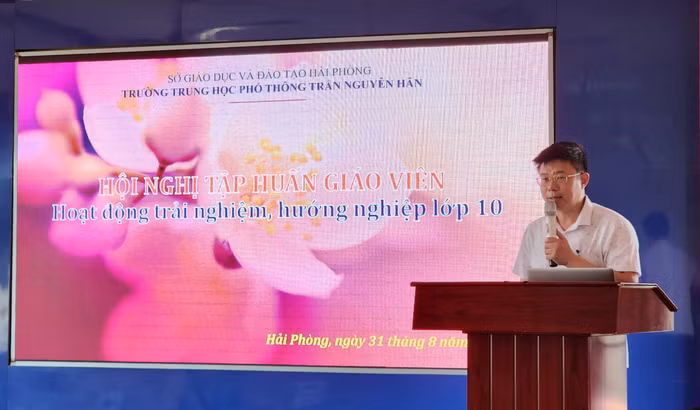 Thầy Nguyễn Minh Quý – Hiệu trưởng Trường Trung học phổ thông Trần Nguyên Hãn phát biểu khai mạc hội nghị (Ảnh: Phạm Linh) Thầy Nguyễn Minh Quý – Hiệu trưởng Trường Trung học phổ thông Trần Nguyên Hãn phát biểu khai mạc hội nghị (Ảnh: Phạm Linh)