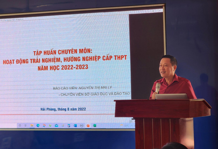 Nhà giáo nhân dân, Tiến sĩ Nguyễn Thiện Minh chia sẻ cùng các thầy cô giáo (Ảnh: Phạm Linh)