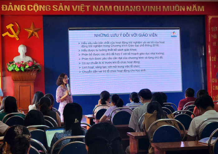 Cán bộ, giáo viên lắng nghe những lưu ý khi xây dựng kế hoạch giáo dục hoạt động trải nghiệm, hướng nghiệp lớp 10 (Ảnh: Phạm Linh)