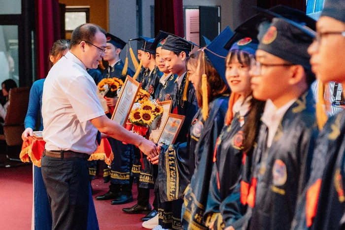 Thầy Nguyễn Minh Đức – Phó Hiệu trưởng Nhà trường tặng hoa chúc mừng 33 sinh viên tốt nghiệp thủ khoa các chuyên ngành (Ảnh: Lã Tiến) Thầy Nguyễn Minh Đức – Phó Hiệu trưởng Nhà trường tặng hoa chúc mừng 33 sinh viên tốt nghiệp thủ khoa các chuyên ngành (Ảnh: Lã Tiến)