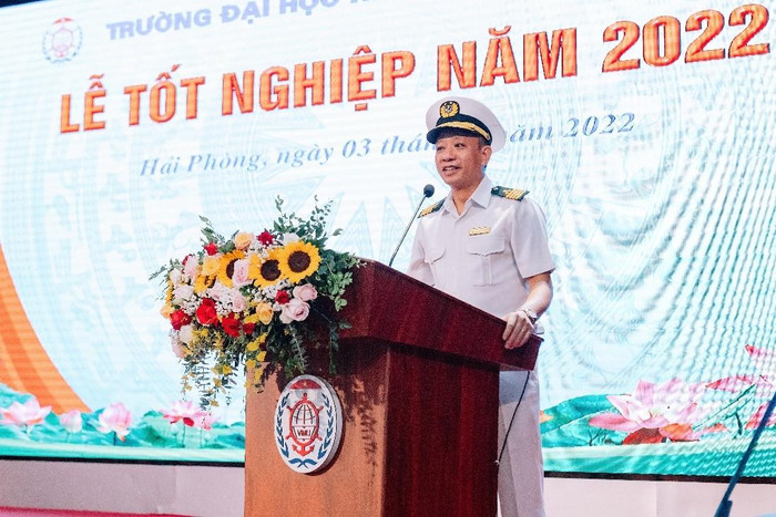 PGS.TS Phạm Xuân Dương - Hiệu trưởng Trường Đại học Hàng hải Việt Nam chúc mừng các tân cử nhân, kỹ sư (Ảnh: Lã Tiến) PGS.TS Phạm Xuân Dương - Hiệu trưởng Trường Đại học Hàng hải Việt Nam chúc mừng các tân cử nhân, kỹ sư (Ảnh: Lã Tiến)