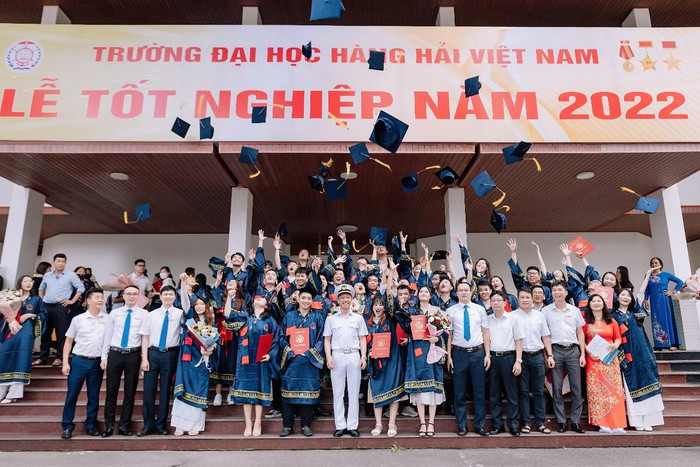 Tân cử nhân, kỹ sư chụp ảnh kỷ niệm cùng các thầy cô (Ảnh: Lã Tiến) Tân cử nhân, kỹ sư chụp ảnh kỷ niệm cùng các thầy cô (Ảnh: Lã Tiến)