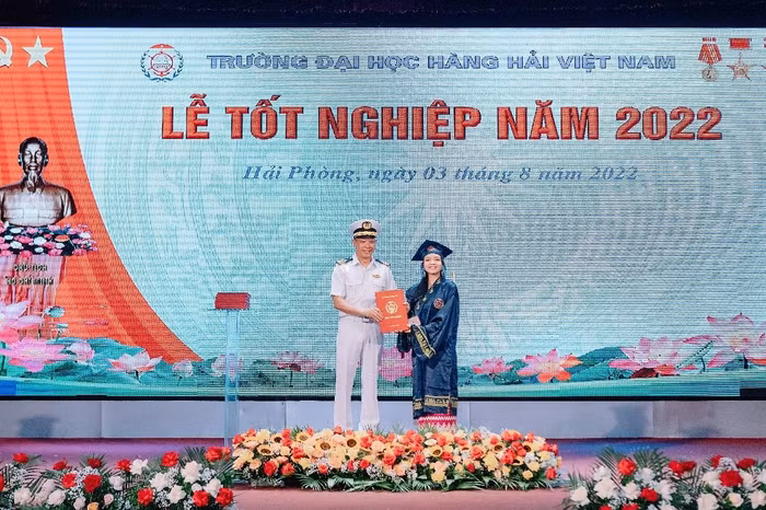 Sinh viên Myanmar Htet Wutyi Win nhận bằng tốt nghiệp (bạn Htet cũng là sinh viên nước ngoài đầu tiên tốt nghiệp thủ khoa) (Ảnh: Lã Tiến) Sinh viên Myanmar Htet Wutyi Win nhận bằng tốt nghiệp (bạn Htet cũng là sinh viên nước ngoài đầu tiên tốt nghiệp thủ khoa) (Ảnh: Lã Tiến)