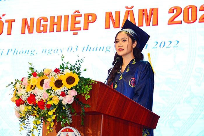 Tân cử nhân Hoàng Thu Trang - sinh viên lớp KTN59DH phát biểu tri ân các thầy cô (Ảnh: Lã Tiến) Tân cử nhân Hoàng Thu Trang - sinh viên lớp KTN59DH phát biểu tri ân các thầy cô (Ảnh: Lã Tiến)