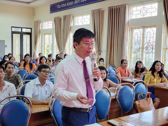 Thầy Nguyễn Minh Quý - Hiệu trưởng Trường Trung học phổ thông Trần Nguyên Hãn tham gia thảo luận, đưa ra quan điểm trong buổi tập huấn (Ảnh: Phạm Linh) Thầy Nguyễn Minh Quý - Hiệu trưởng Trường Trung học phổ thông Trần Nguyên Hãn tham gia thảo luận, đưa ra quan điểm trong buổi tập huấn (Ảnh: Phạm Linh)