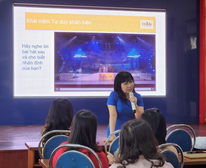 Diễn giả Tô Thuỵ Diễm Quyên cho biết, từ năm 2015 cho đến nay, tư duy phản biện luôn là 1 trong 10 kỹ năng hàng đầu mà người lao động trên toàn cầu cần phải có (Ảnh: Phạm Linh) Diễn giả Tô Thuỵ Diễm Quyên cho biết, từ năm 2015 cho đến nay, tư duy phản biện luôn là 1 trong 10 kỹ năng hàng đầu mà người lao động trên toàn cầu cần phải có (Ảnh: Phạm Linh)