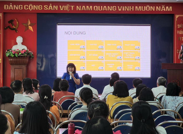 Trường Trung học phổ thông Trần Nguyên Hãn tổ chức buổi tập huấn nâng cao năng lực giáo viên về tư duy phản biện, tư duy sáng tạo (Ảnh: Phạm Linh) Trường Trung học phổ thông Trần Nguyên Hãn tổ chức buổi tập huấn nâng cao năng lực giáo viên về tư duy phản biện, tư duy sáng tạo (Ảnh: Phạm Linh)