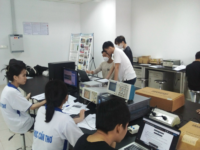 Sinh viên Trường Đại học Cần Thơ trong một buổi thực hành. Ảnh: NTCC. 519114ad-03fa-4552-bebe-6cfd4e9aa3b2.jpg
