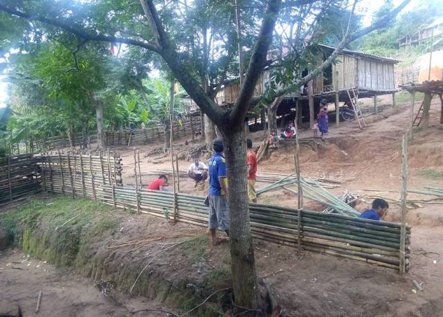 Nhiều người dân không có con đang học, nhưng vẫn giúp các thầy cô rào lại trường lớp (Ảnh: H.T) Nhiều người dân không có con đang học, nhưng vẫn giúp các thầy cô rào lại trường lớp (Ảnh: H.T)