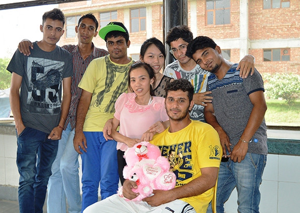 Vương Thị Quyên (áo hồng) và các bạn du học sinh ở Đại học Miilm Vương Thị Quyên (áo hồng) và các bạn du học sinh ở Đại học Miilm