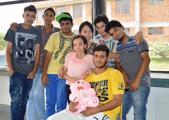 Vương Thị Quyên (áo hồng) và các bạn du học sinh ở Đại học Miilm