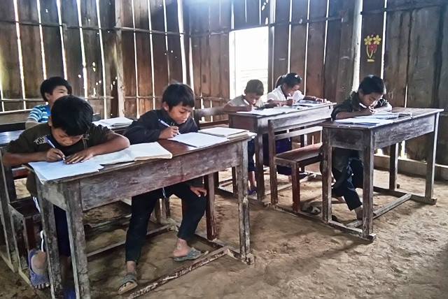 Đến trường mà chẳng có đường, hễ trời mưa là nghỉ học ảnh 2 Đến trường mà chẳng có đường, hễ trời mưa là nghỉ học ảnh 2