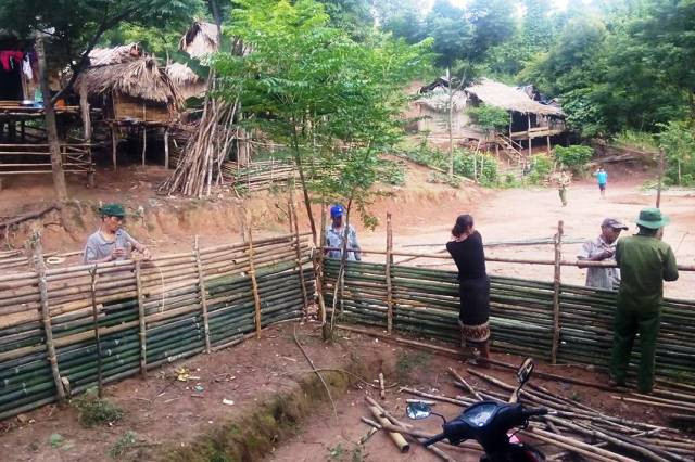 Phụ huynh giúp thầy cô rào lại trường học để chuẩn bị cho năm học mới (Ảnh: H.T) Phụ huynh giúp thầy cô rào lại trường học để chuẩn bị cho năm học mới (Ảnh: H.T)