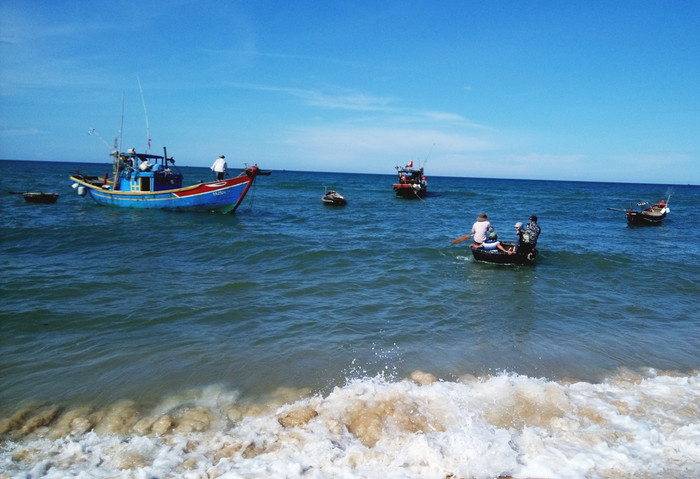 Nhiều học sinh bỏ học giữa chừng theo nghề biển, nhưng bây giờ phải đi xa làm thuê (Ảnh: Thủy Phan) Nhiều học sinh bỏ học giữa chừng theo nghề biển, nhưng bây giờ phải đi xa làm thuê (Ảnh: Thủy Phan)