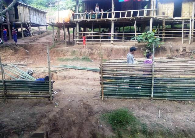 Các điểm trường đều được rào bằng tre nứa do người dân trong bản tự tìm (Ảnh: H.T) Các điểm trường đều được rào bằng tre nứa do người dân trong bản tự tìm (Ảnh: H.T)