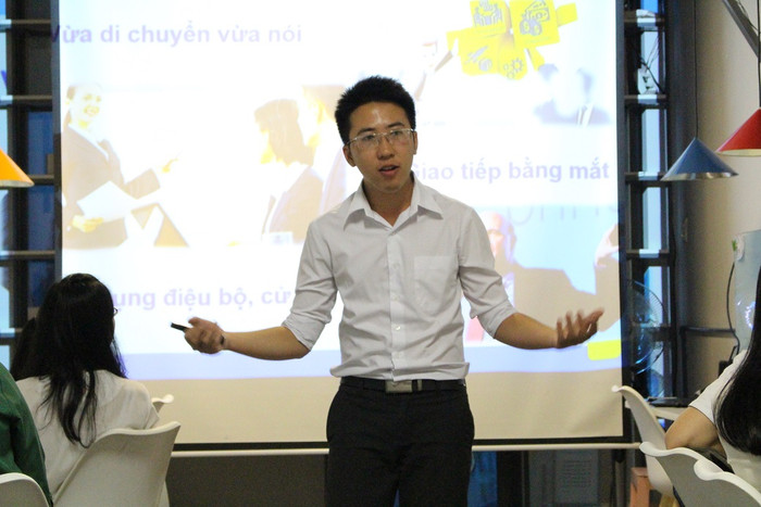 Vĩnh mở lớp không chỉ để dạy mà là cơ hội để học hỏi kinh nghiệm của các đồng nghiệp khác - ảnh: NVCC Vĩnh mở lớp không chỉ để dạy mà là cơ hội để học hỏi kinh nghiệm của các đồng nghiệp khác - ảnh: NVCC