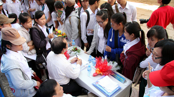 Năm nay, các trường đại học đồng loạt mở ngành mới. Ông Trần Anh Tuấn, Phó Giám đốc Trung tâm Dự báo nhu cầu nhân lực và Thông tin thị trường lao động Thành phố Hồ Chí Minh nhắc các thí sinh phải xem xét thật kỹ khi chọn ngành - Ảnh: Đào Ngọc Thạch Năm nay, các trường đại học đồng loạt mở ngành mới. Ông Trần Anh Tuấn, Phó Giám đốc Trung tâm Dự báo nhu cầu nhân lực và Thông tin thị trường lao động Thành phố Hồ Chí Minh nhắc các thí sinh phải xem xét thật kỹ khi chọn ngành - Ảnh: Đào Ngọc Thạch