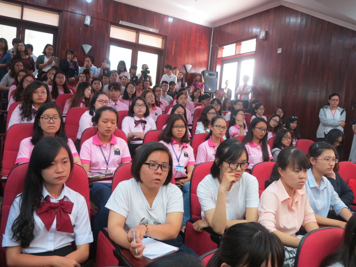 Các sinh viên cho rằng, được trò chuyện cùng giáo sư Faust là một trải nghiệm tuyệt vời với họ - Ảnh: T.A Các sinh viên cho rằng, được trò chuyện cùng giáo sư Faust là một trải nghiệm tuyệt vời với họ - Ảnh: T.A