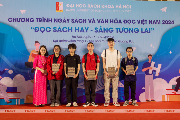 Thạc sỹ Lê Thị Quyên - Phó Giám đốc Trung tâm Truyền thông và Tri thức số trao quà cho các sinh viên – bạn đọc nhiệt tình, yêu sách, yêu thư viện năm học 2023-2024. Ảnh: HUST tsp_9317.jpg