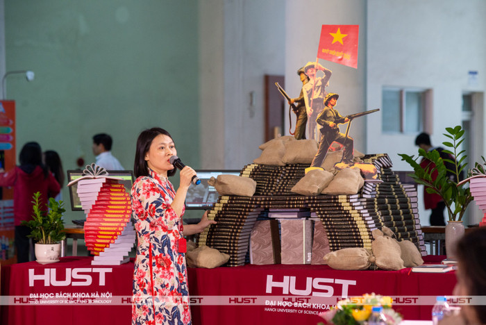 Mô hình sách với chủ đề kỷ niệm 70 năm chiến thắng Điện Biên Phủ. Ảnh: HUST. 2.jpg