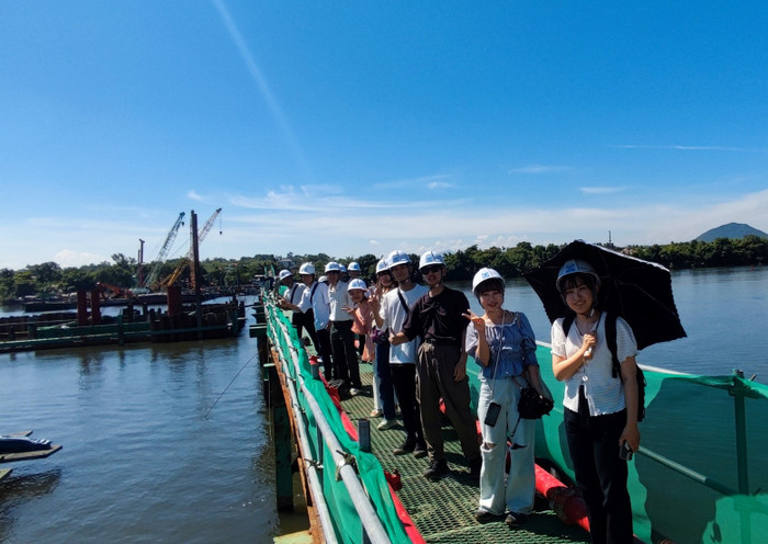Sinh viên Trường Đại học Bách khoa Đà Nẵng tham quan công trình thi công cầu. Ảnh: Fanpage Khoa Xây dựng cầu đường. 381164700_827688612323840_239869061873016497_n.jpg
