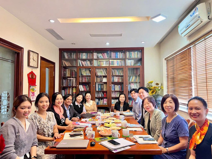 Viện CLEF và đại diện nhóm tác giả làm việc với Giám đốc Trung tâm giao lưu văn hóa Nhật Bản tại Việt Nam, lãnh đạo Quỹ Giao lưu quốc tế Nhật Bản và Quỹ Kamenori. Ảnh: NVCC. 69e3e265-47e2-4c82-9e23-abf0e0126905.jpg