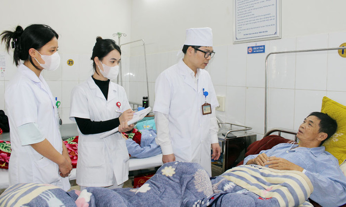 Bác sĩ Dương đi thăm hỏi tình hình sức khỏe một bệnh nhân. Ảnh: NVCC. IMG_2971.jpg