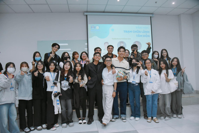 Một buổi tọa đàm Văn học với sự tham gia của các nghệ sĩ nổi tiếng (Ảnh: Fanpage nhà trường) Anh5.jpg