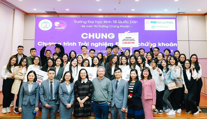 Chương trình Trải nghiệm đầu tư chứng khoán của Viện Ngân hàng – Tài chính giúp sinh viên trải nghiệm đầu tư cổ phiếu và phân tích thị trường (Ảnh: NVCC) 133024505_3135034369930568_8097787357594268075_n.jpg