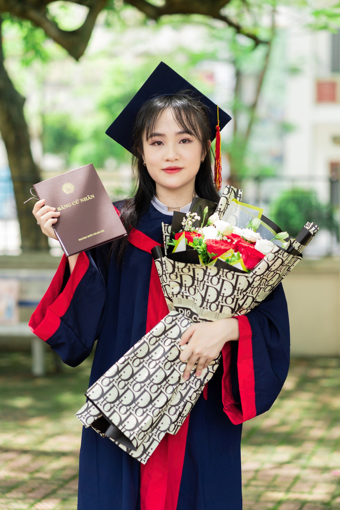 Phạm Thị Duyên nhận bằng tốt nghiệp Xuất Sắc ngành Sư phạm Khoa học Tự nhiên tại Trường Đại học Giáo dục, Đại học Quốc gia Hà Nội (Ảnh: NVCC) z5604627553852_81b8f53f1e7cce8987ddea1cc16c2c6f.jpg