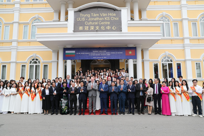 Giảng viên và sinh viên Khoa Quốc tế học, Trường Đại học Khoa học Xã hội và Nhân văn đón Chủ tịch Quốc hội Bulgaria Rossen Jeliazkov đến thăm Đại học Quốc gia Hà Nội. Ảnh: NTCC. 418736406_866097002192188_6131043921850611270_n.jpg