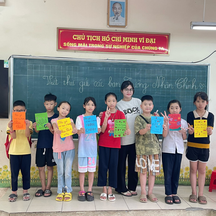 Huyền Linh đi tình nguyện tại Trường Tiểu học Phượng Cách, huyện Quốc Oai, Hà Nội (Ảnh: NVCC) 932fffca-711b-4be7-8599-3a0c447fd5e3.jpg